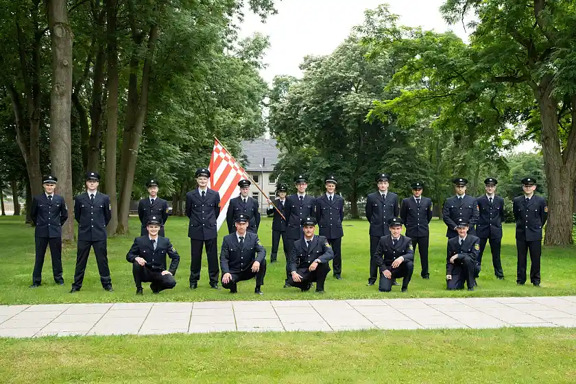 Der neue Feuerwehr-Jahrgang mit seinen Ausbildern Foto: Feuerwehr Bremen