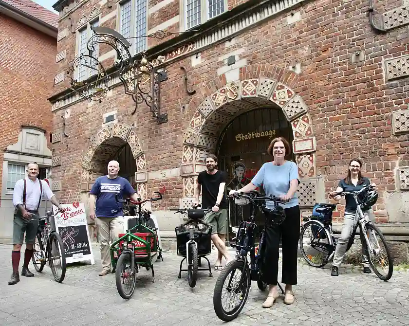 Stevie Schulze (Made in Bremen), Sven Eckert (ADFC Bremen), Sven Hermann (LogistikLotsen), Kristina Vogt (SWAE), Oksana Muhs-Sapelkin (SWAE) (v.l.n.r.)  Foto: Made in Bremen / Julia Schulze-Windhoff