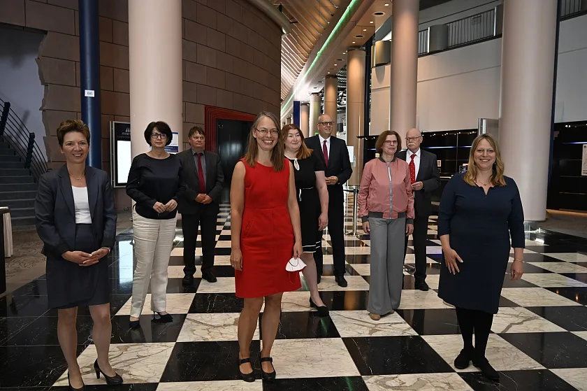 Der neue Senat nach der Neuwahl der Senatorin für Kinder und Bildung (von links): Dr. Claudia Schilling, Claudia Bernhard, Dietmar StreDer neue Senat nach der Neuwahl der Senatorin für Kinder und Bildung (von links): Dr. Claudia Schilling, Claudia Bernhard, Dietmar Strehl, Sascha Karolin Aulepp, Anja Stahmann, Bürgermeister Dr. Andreas Bovenschulte, Kristina Vogt, Ulrich Mäurer, Bürgermeisterin Dr. Maike Schaefer. Foto: Senatspressestellehl, Sascha Karolin Aupell, Anja Stahmann, Bürgermeister Dr. Andreas Bovenschulte, Kristina Vogt, Ulrich Mäurer, Bürgermeisterin Dr. Maike Schaefer. Foto: Senatspressestelle