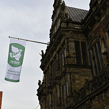 Mayors for Peace: Flagge gegen Atomwaffen am Bremer Rathaus. Foto: Senatskanzlei