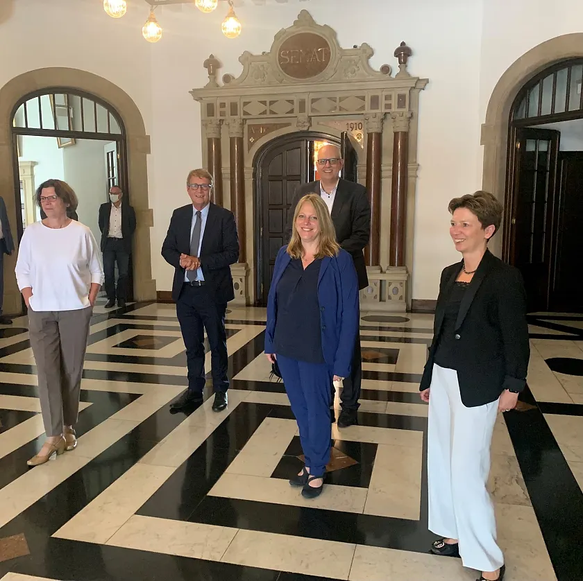 Haben die Zusammenarbeit zwischen Deutscher Bahn AG und dem Land Bremen besprochen (von links): Kristina Vogt, Senatorin für Wirtschaft, Arbeit und Europa, Bahn-Vorstand Ronald Pofalla, Dr. Maike Schaefer, Senatorin für Klimaschutz, Umwelt, Mobilität, Stadtentwicklung und Wohnungsbau, Bürgermeister Dr. Andreas Bovenschulte, Dr. Claudia Schilling, Senatorin für Wissenschaft und Häfen. Foto: DB AG