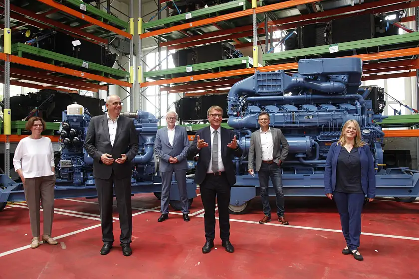 Im Bahn-Instandhaltungswerk Bremen nach der Unterzeichnung des Memorandum of Understanding (von links): Kristina Vogt, Senatorin für Wirtschaft und Arbeit, Bürgermeister Dr. Andreas Bovenschulte, Gorden Falk, Geschäftsfüher DB Fahrzeuginstandhaltung, DB-Infrastrukturvorstand Ronald Pofalla, Betriebsrat Manuel Freire-Stelljes, Senatorin für Klimaschutz, Umwelt, Mobilität, Stadtentwicklung und Wohnungsbau  Dr. Maike Schäfer. Foto: DB AG