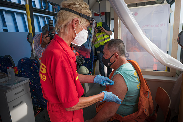 Ein Seemann wird im Impfbus geimpft Foto: Pheline Hanke