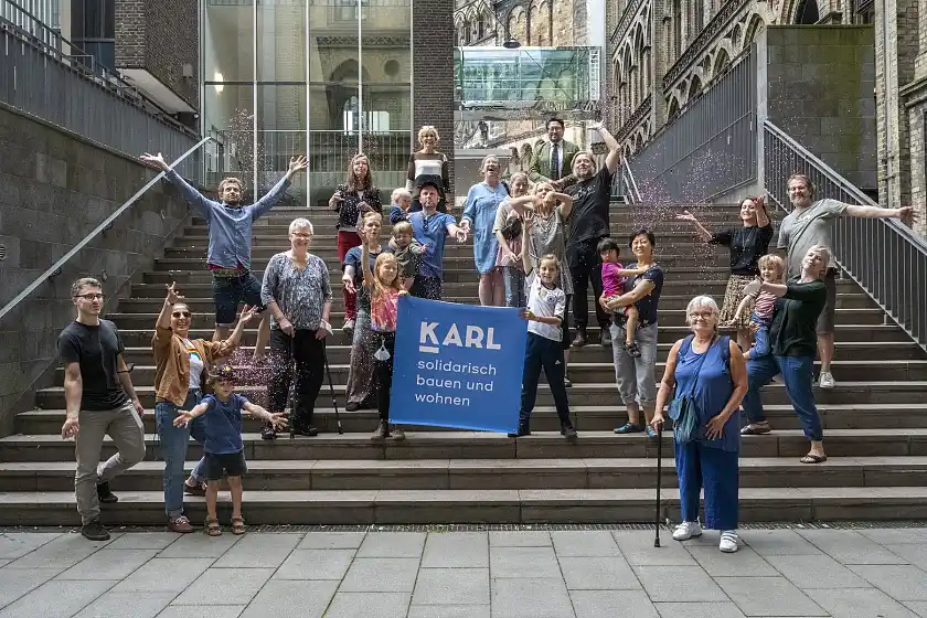 Im Vordergrund die Baugemeinschaft KARL Im Bild hinten, Baustaatsrätin Gabriele Nießen und GEG-Geschäftsführer Florian Kommer Bildnachweis: Christina Kuhaupt  