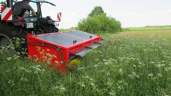 Mithilfe eines Traktors betrieben, sammelt der Wiesefix das Saatgut über eine sich drehende Bürste