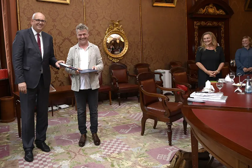 Bürgermeister Dr. Andreas Bovenschulte überreichte Olaf Schlote das Bundesverdienstkreuz. Mit dabei Schlotes Ehefrau Eva-Maria Köhn (zweite von rechts) und seine Tochter Jana Schlote. Foto: Senatspressestelle