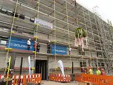 Der Richtkranz vor dem Neubau der Berufsschule für Groß-, Außenhandel & Verkehr macht deutlich: Das Projekt ist auf einem guten Weg.