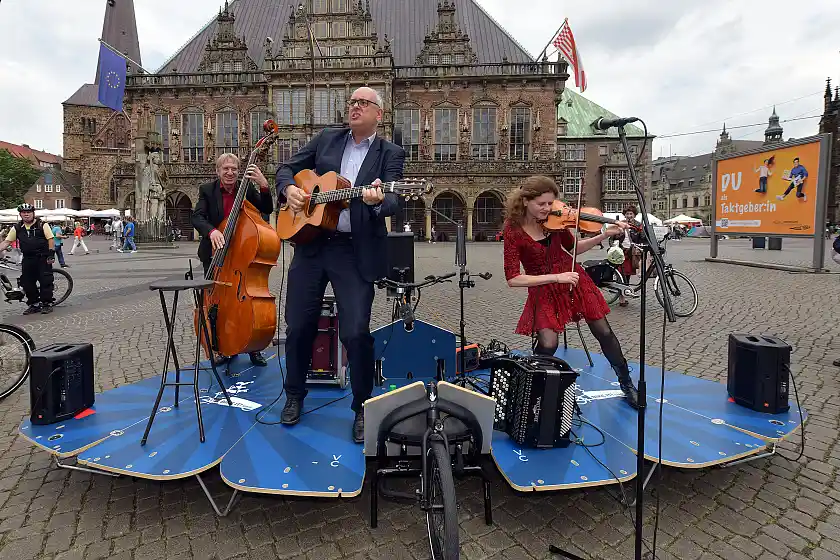 Bürgermeister und Kultursenator Dr. Andreas Bovenschulte eröffnet die neue BIKE IT!-Stage gekonnt gerockt, gemeinsam mit dem Trio Loco. Foto: WFB/Michael Bahlo