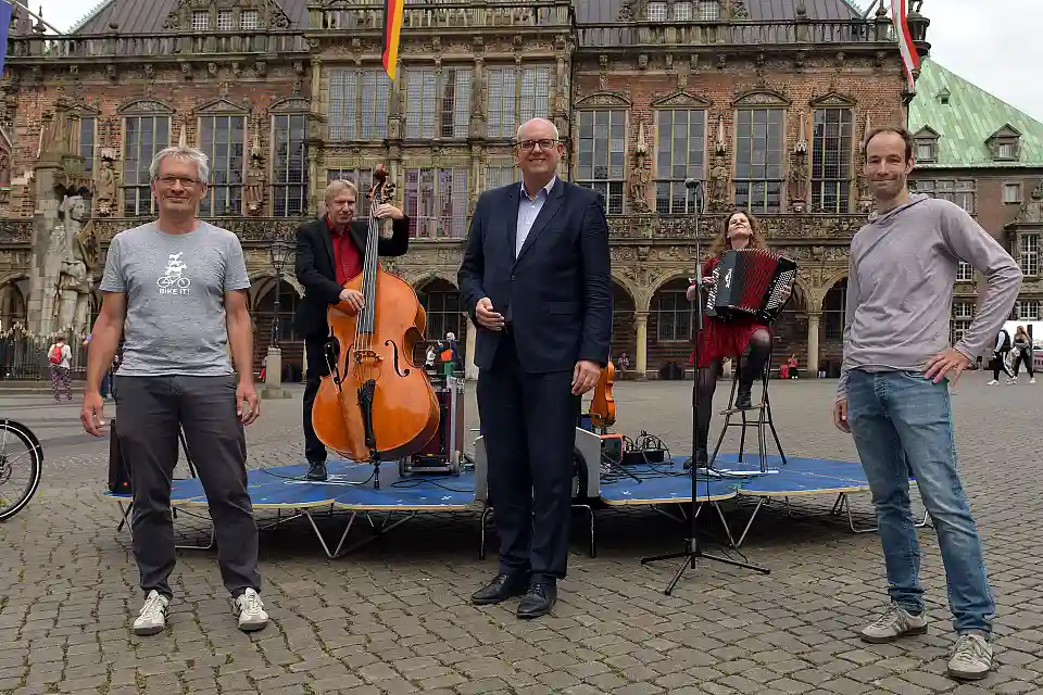 Eine neue mobile Lastenradbühne für Bremen – v.l. BIKE IT!-Projektleiter Jens Joos-Krüger (WFB), Bürgermeister und Kultursenator Dr. Andreas Bovenschulte und BIKE IT!-Koordinator Peter Sämann (WFB) präsentieren das flexible Lastenrad auf dem Bremer Marktplatz. Foto: WFB/Michael Bahlo