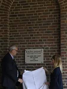 Bremens Bürgermeister Dr. Andreas Bovenschulte und die Bundestagsabgeordnete Doris Achelwilm enthüllten auf dem Osterholzer Friedhof die Gedenktafel für Käthe Popall. Foto: Senatspressestelle