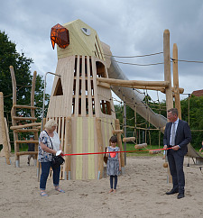 Geschäftsführerin der AWO Kita gGmbH Karin Wetzel (links), eine Spielplatznutzerin und Bürgerschaftspräsident Frank Imhoff auf dem neugestalteten Spielplatz August-Hagedorn-Allee.  Foto: AWO