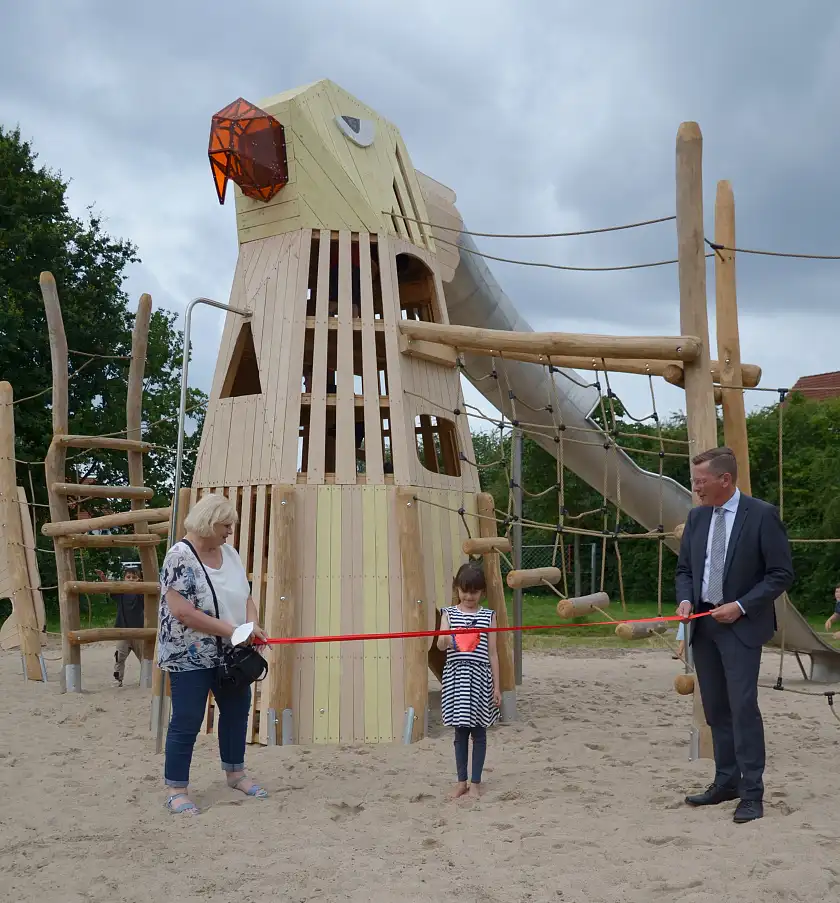 Geschäftsführerin der AWO Kita gGmbH Karin Wetzel (links), eine Spielplatznutzerin und Bürgerschaftspräsident Frank Imhoff auf dem neugestalteten Spielplatz August-Hagedorn-Allee.  Foto: AWO