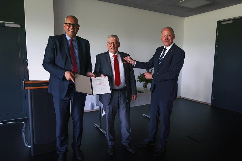 Bürgermeister Dr. Andreas Bovenschulte (links) und Stadtverordnetenvorsteher Torsten von Haaren (rechts), überreichen Hans-Walter Keweloh das Bundesverdienstkreuz. Foto: Pheline Hanke / Pressestelle Magistrat