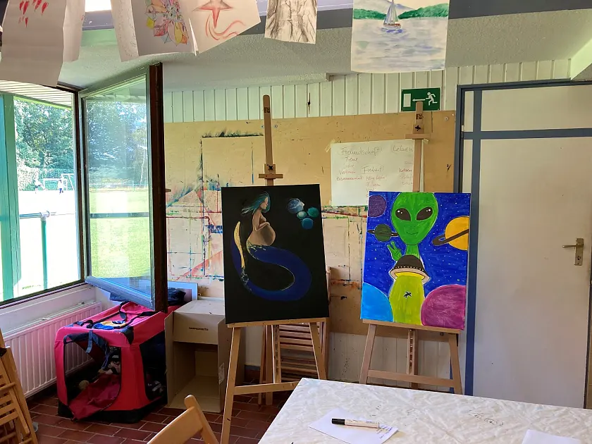 Zwei der Bilder, die bei der Ausstellung gezeigt werden. Foto: AfsD