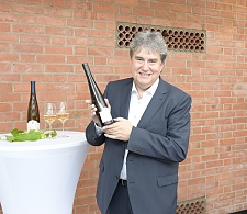 Ratskellermeister Karl-Josef Krötz präsentiert den neuen Senatswein 