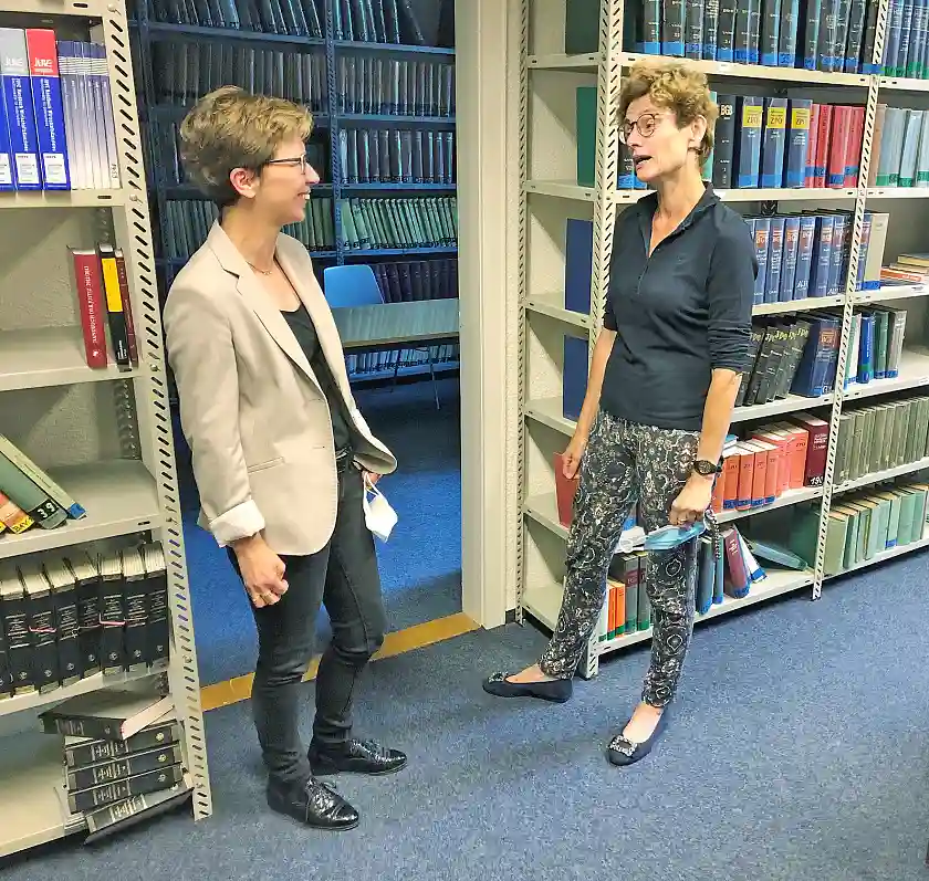 Senatorin Claudia Schilling (links) mit der Präsidentin des Bremerhavener Amtsgerichts, Stefanie Wulff, in den möglichen Räumen der in der Seestadt geplanten gemeinsamen Rechtsantragsstelle der Fachgerichte. Foto: Justizressort