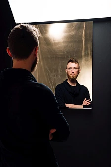 Der Künstler Lukas Klose bei der eigenen Aufnahme im Kontext der Ausstellung.