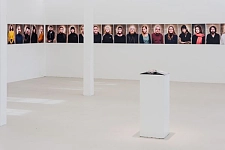 Der Ausstellungsraum mit der Präsentation der Bilder in der Gallerie Mitte.