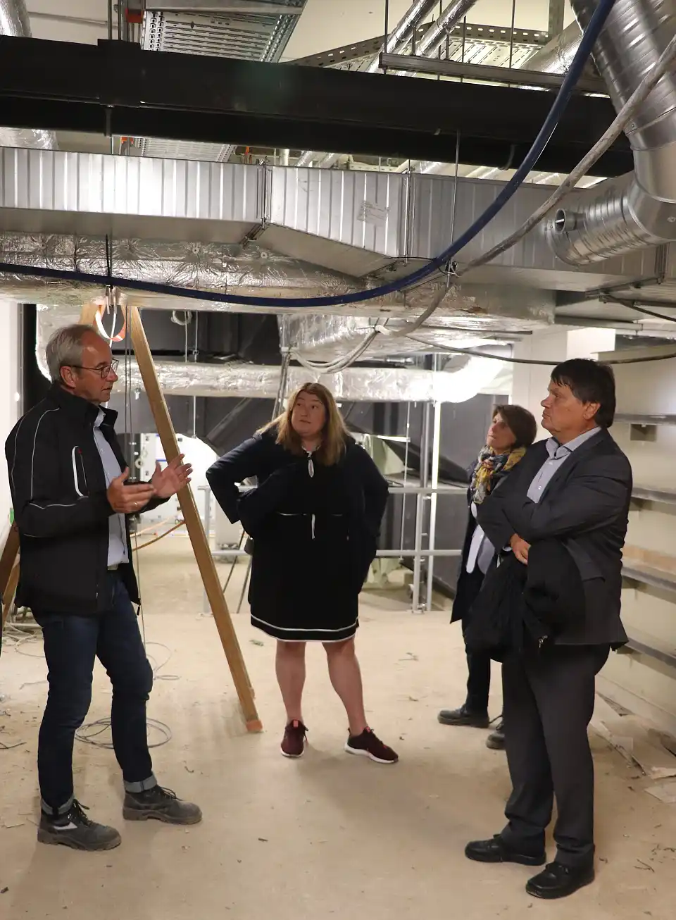  Architekt Uwe Janßen, Senatorin Anja Stahmann, Bäder-Geschäftsführerin Martina Baden, Finanzsenator Dietmar Strehl im zukünftigen Technikraum. (v.l.n.r.)