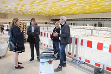 Architekt Udo Janßen (r) und Bauleiter Uwe Siefke (2. v.r.) erläutern Sportsenatorin Anja Stahmann und Finanzsenator Dietmar Strehl den Baufortschritt.