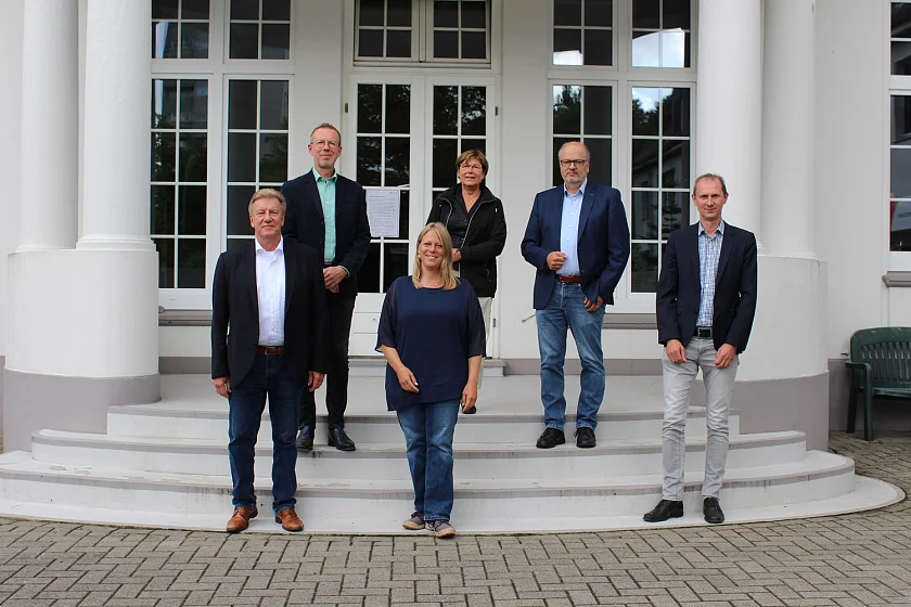 Zu Besuch bei der AWO Bremerhaven in der Seniorenresidenz Villa Schocken: (v.l.) Vorstandsvorsitzender Dr. Uwe Lissau, Geschäftsführer Siegmar Weegen und Vorstandsmitglied Sybille Böschen begrüßten Klimaschutzsenatorin Maike Schaefer, Heinfried Becker (Büroleiter energiekonsens Bremerhaven) und Martin Grocholl (Geschäftsführer energiekonsens). Foto: SKUMS