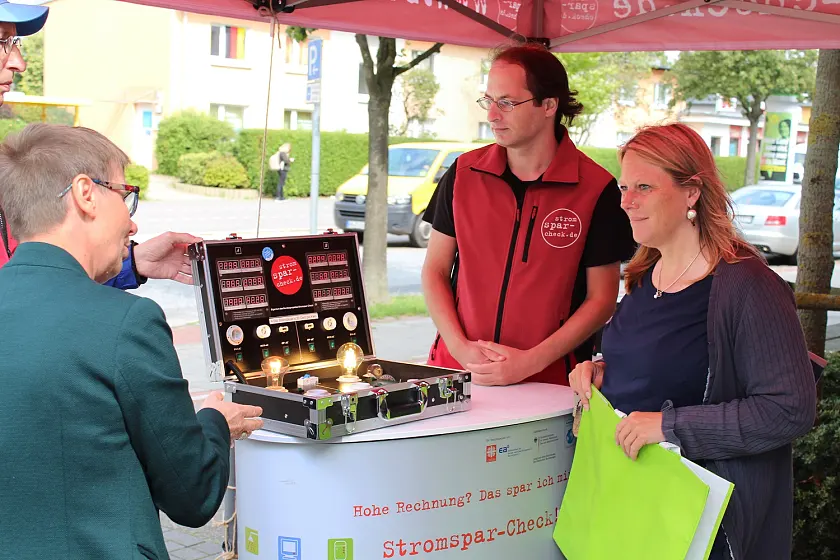 Energie im Haushalten sparen? Die Stromsparhelferinnen und –helfer des Förderwerks in Bremerhaven wissen, wie es geht! Im Zuge ihrer Klimaschutz-Sommertour informierte sich Senatorin Schaefer über das Beratungsangebot Stromspar-Checks. Foto: SKUMS