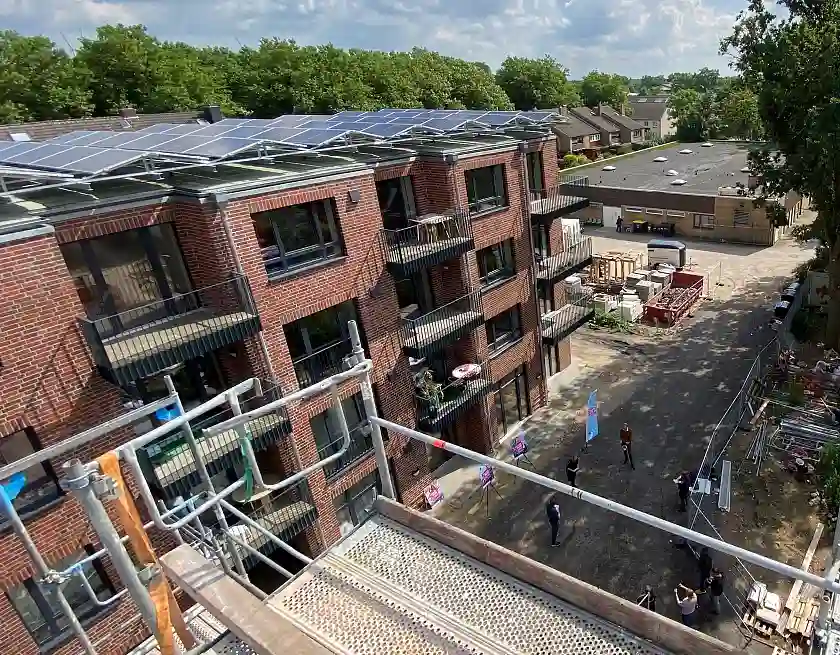 Volle Solarkraft: Beim Neubauquartier Seewenjestraße der WaBeQ in Gröpelingen entsteht eine der größten Solaranlagen des Stadtteils für private Nutzung.  Foto: energiekonsens – die KlimaschützerVolle Solarkraft: Beim Neubauquartier Seewenjestraße der WaBeQ in Gröpelingen entsteht eine der größten Solaranlagen des Stadtteils für private Nutzung.  Foto: energiekonsens – die Klimaschützer