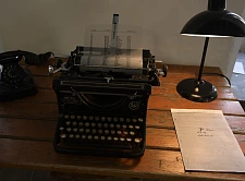 Teil der Ausstellung: Der Tisch der Täter und Täterinnen