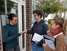 Wahlscouts suchen Wählerinnen und Wähler auf. Foto: LzpB