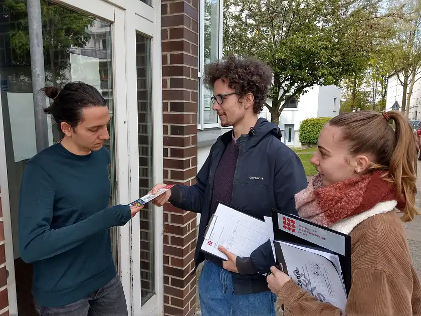 Wahlscouts suchen Wählerinnen und Wähler auf. Foto: LzpB