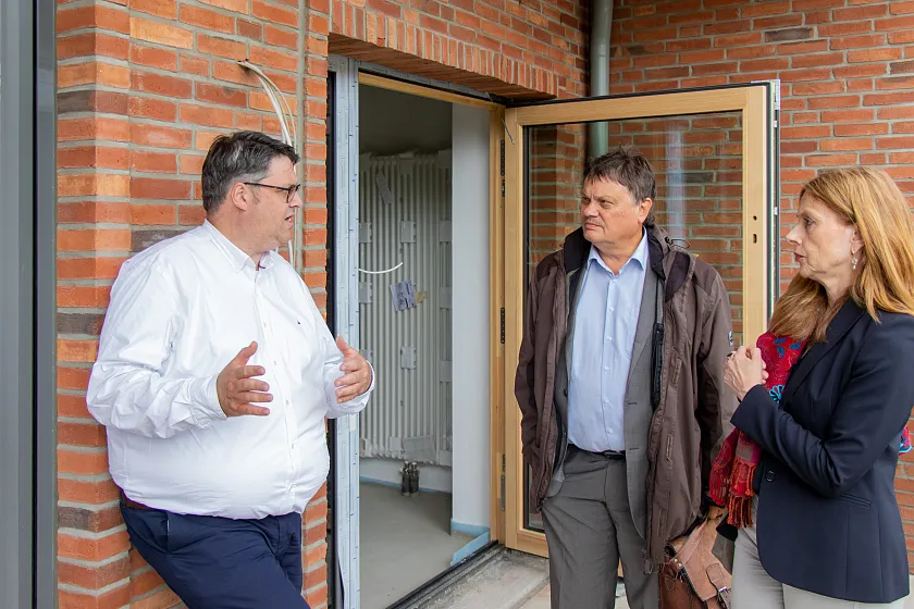 Stefan Winkelmann von der Firma Gottfried Stehnke Bauunternehmung GmbH & Co. KG erklärt Finanzsenator Dietmar Strehl und der Geschäftsführerin von Immobilien Bremen Susanne Kirchmann (v.l.n.r.) die Besonderheiten des Kita-Gebäudes. Foto: Finanzressort