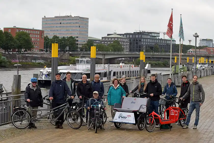 Ob Rollstuhl mit Handbike-Antrieb, Tandem oder "Pedder" Spezialrad - Bremen bietet Mobilen mit Einschränkungen spezielle Routen zur Betätigung an. Auch in der App "Bike it!" sind sie ausgewiesen. Wirtschaftgsenatorin Kristina Vogt (Mitte) eröffnete die barrierefreie Strecke heute. Foto: WFB / Michael Bahlo