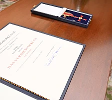 Das Bundesverdienstkreuz mit Urkunde.