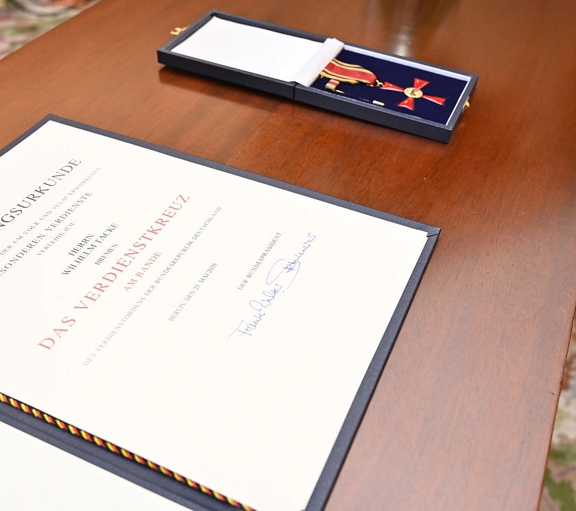 Das Bundesverdienstkreuz mit Urkunde.
