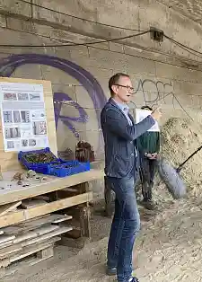 Dr. Dieter Bischop erläutert beim Pressetermin die Bedeutung der Funde an der Schlachte