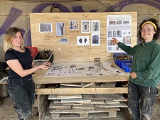 Maria Dolores Gonzalez Yamuza (li.) und Cécile Bettschart von ArchaeoFirm präsentieren anhand der improvisierten Ausstellung die teilweise mehrere hundert Jahre alten Fundstücke