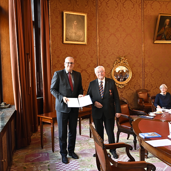 Bürgermeister Dr. Andreas Bovenschulte überreichte Wilhelm Tacke das Bundesverdienstkreuz. Mit dabei Tackes Ehefrau Margret Tacke.