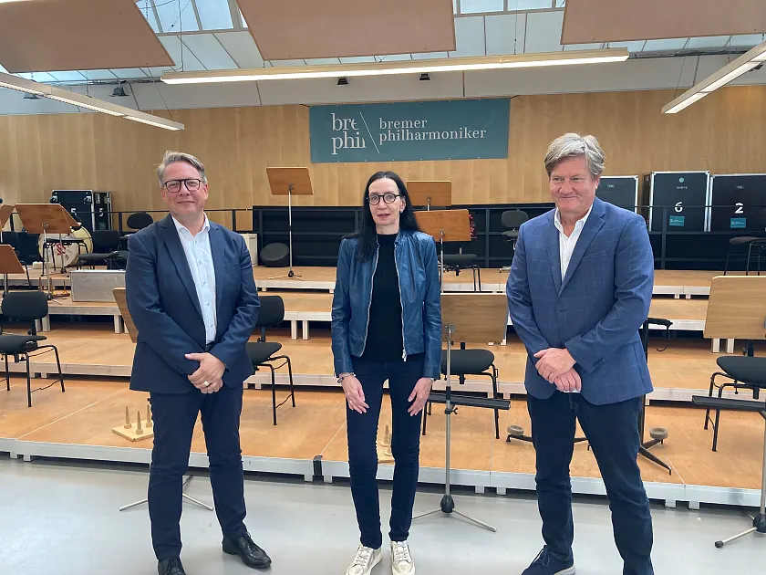 Zum vermutlich letzten Mal im bisherigen Domizil der Bremer Philharmoniker fand in den Räumen an der Plantage in Findorff die heutige Spielzeit-Pressekonferenz statt. Christian Kötter-Lixfeld (li.) und Marko Lentonja stellten zusammen mit Kulturstaatsrätin Carmen Emigholz das Programm für die neue Saison vor. Im nächsten Jahr wollen die Verantwortlichen die Programmsaison am neuen Standort der Philharmoniker im Bremer Tabakquartier in Woltmershausen vorstellen.