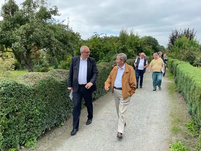 Bürgermeister Dr. Andreas Bovenschulte bei der Begehung des Kleingartenvereins „Am Werdersee“ zusammen mit Alwin Klippel vom Landesvorstand der Gartenfreunde Bremen. Foto: Senatspressestelle