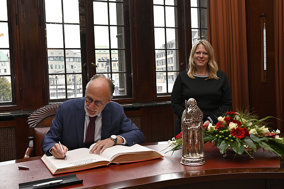 Der Botschafter des Königreichs Belgien, Geert Muylle, trägt sich in das Goldene Buch der Freien Hansestadt Bremen ein. Foto: Senatskanzlei