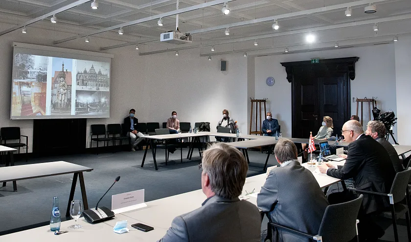Geschichte digital erlebbar machen: Präsentation des 360-Grad-Rundgangs im Bremer Rathaus. Foto: Stabsstelle Digitalisierung bei der Senatorin für Kinder und Bildung | Rebecca Miller