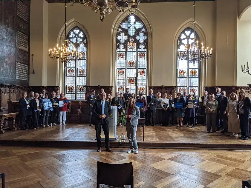 Die Senatorin für Kinder und Bildung, Sascha Aulepp, und der Staatsrat bei der Senatorin für Wirtschaft, Arbeit und Europa, Kai Stührenberg, mit den Vertreterinnen und Vertretern der drei neuen Europaschulen in der Oberen Rathaushalle. Foto: Wirtschaftsressort