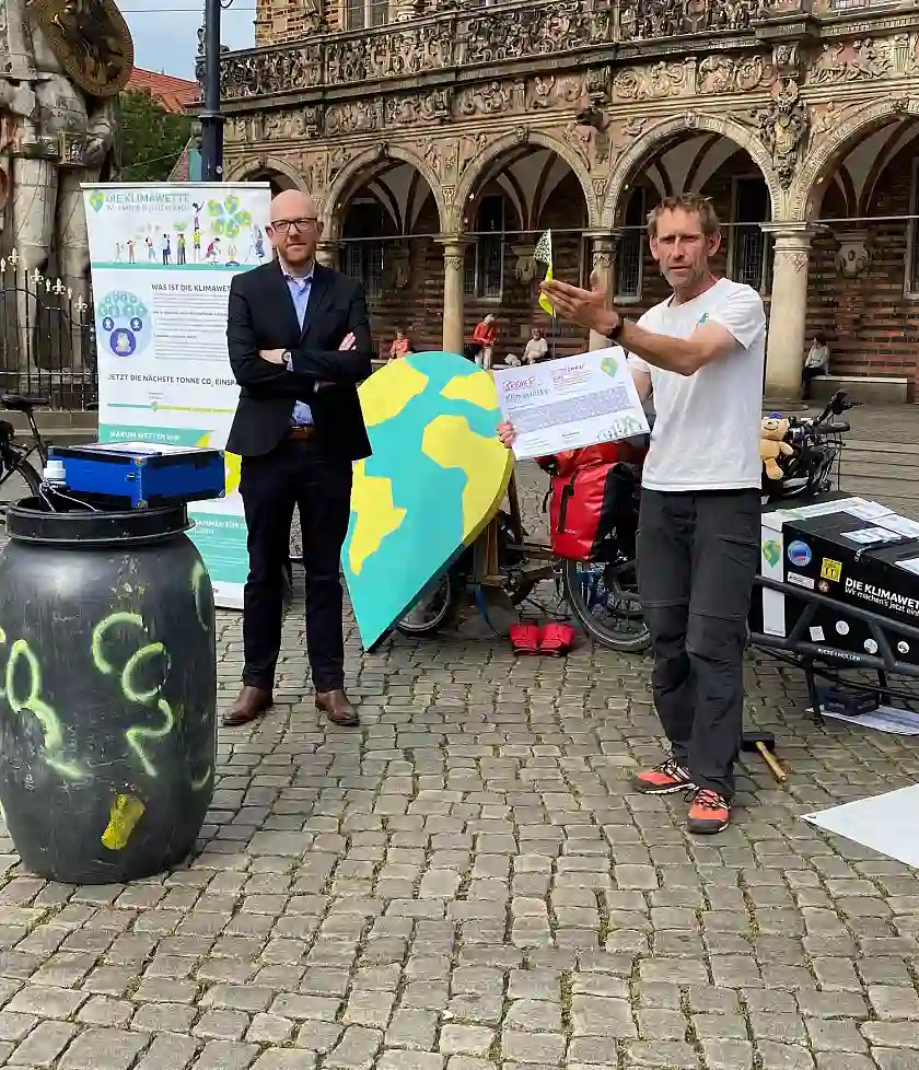 Umwelt-Staatsrat Ronny Meyer (links) hat die Wette mit Dr. Michael Bilharz (Vorstandssprecher 3 Fürs Klima e.V.) eingeschlagen. Foto: Umweltressort.