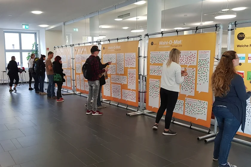 Der "Wahl-O-Mat" zum Aufkleben. Foto: Landeszentrale für politische Bildung