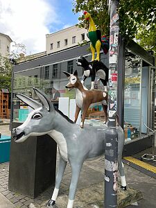 Statue der Bremer Stadtmusikanten vor dem gläsernen Ausstellungs-Container Foto: WFB