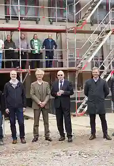 Freude beim Richtfest: Innensenator Ulrich Mäurer (2. von rechts) zusammen mit Architekt Martin Pampus (2. von links), Josef Knipping von der Planungsgruppe Gestering | Knipping | Schone (links) sowie Johann Gottfried Stehnke vom leitenden Bauunternehmen Stehnke (rechts). Foto: Feuerwehr Bremen.