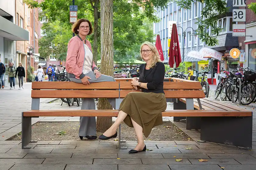 Kristina Vogt, Senatorin für Wirtschaft, Arbeit und Europa (links) und die Geschäftsführerin der  CityInitiative Bremen Werbung e.V., Carolin Reuther, freuen sich über die neuen Möbel in der Innenstadt. Foto: Wirtschaftsressort