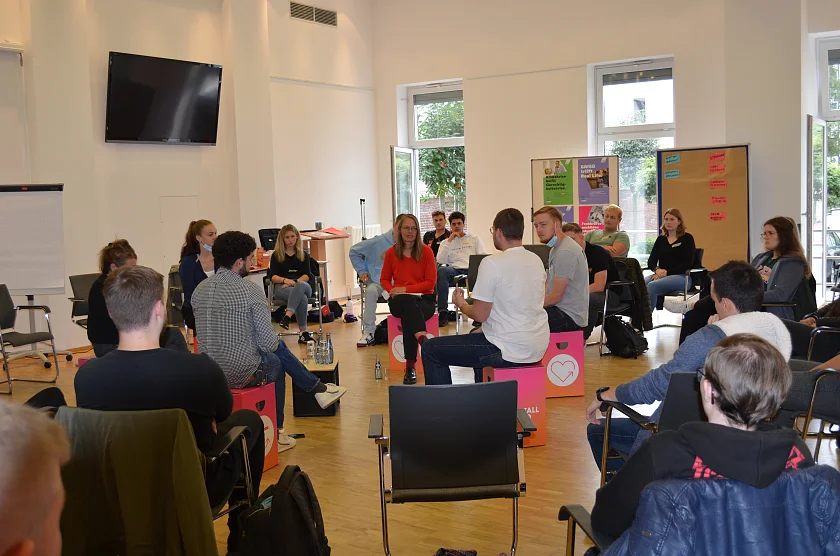 Im Gespräch mit Aktiven in der Jugend- und Auszubildendenvertretung machte die Senatorin für Kinder und Bildung, Sascha Aulepp, klar, wie wichtig die Arbeit  der JAV ist. Foto: SKB