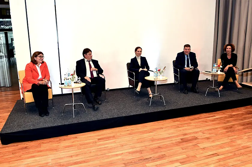 Auf dem Podium (v.l.n.r.): Verena Göppert, Finanzsenator Dietmar Strehl, Vanessa Wilke (Moderatorin), Finanzsenator Dr. Andreas Dressel und Kristina Jeromin. Foto: Finanzressort