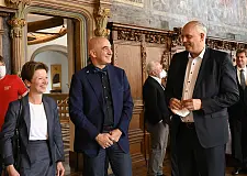 Senatorin Dr. Schilling, Wissenschaftler und Mehrheitsgesellschafter Dr. Beloussov und Bürgermeister Dr. Bovenschulte bei Gesprächen im Rathaus Foto: Senatsspressestelle